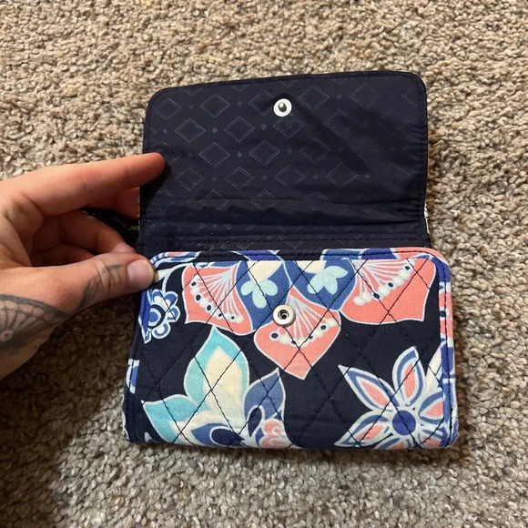 Vera Bradley Wallet Lotus Flower Swirl Trifold‎ Cardholder Wristlet Quilted Y2K - Picture 3 of 9